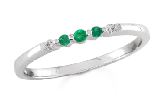 0.08 tcw Emerald and 0.03 tcw Diamond Yellow Gold Ring